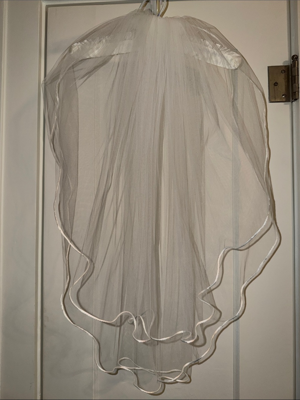 Bridal Veil, White Tulle 2-layer, Satin Edge Trim, 4” Comb, Elbow Length, New - Picture 2 of 8
